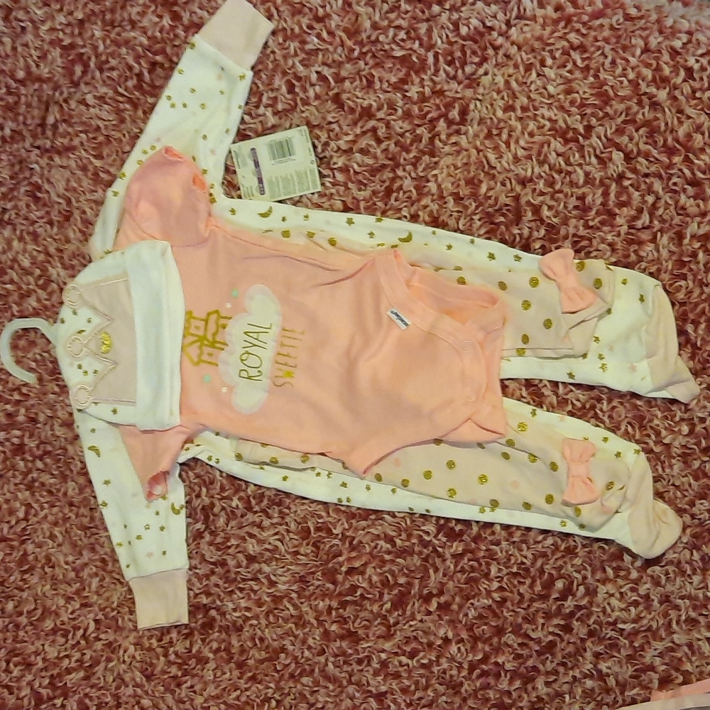 A sleeper and matchingoutfit. Pants with footies and a hat. Size 0-3. Gerber.